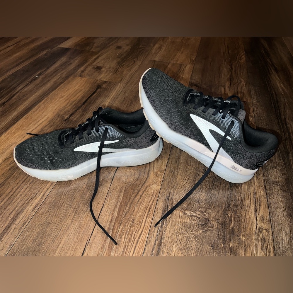 Women’s Size 9.5 Brooks Ghost 16 Running Shoe.